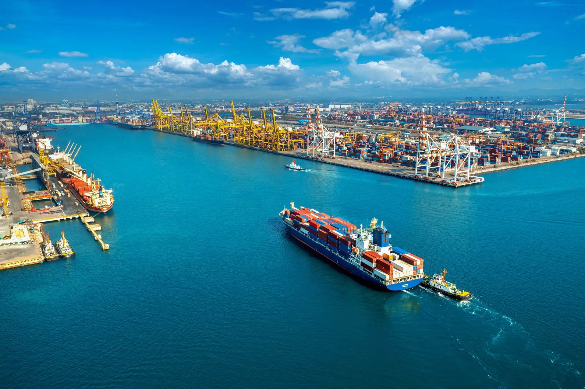 Vue aérienne d’un port de commerce avec porte-conteneurs